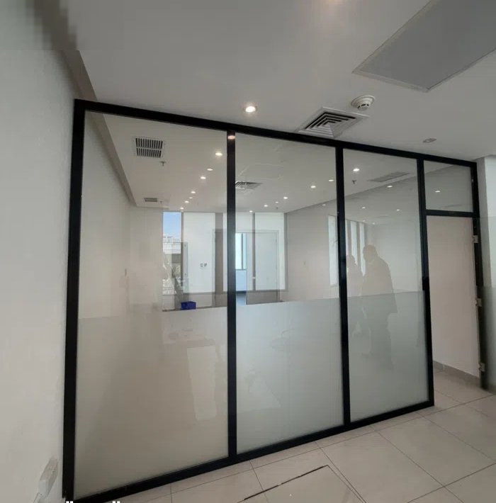 للايجار مكتب 90 متر  عليه رقم إلى ويمكن اضافة رقم آخر فى شرق