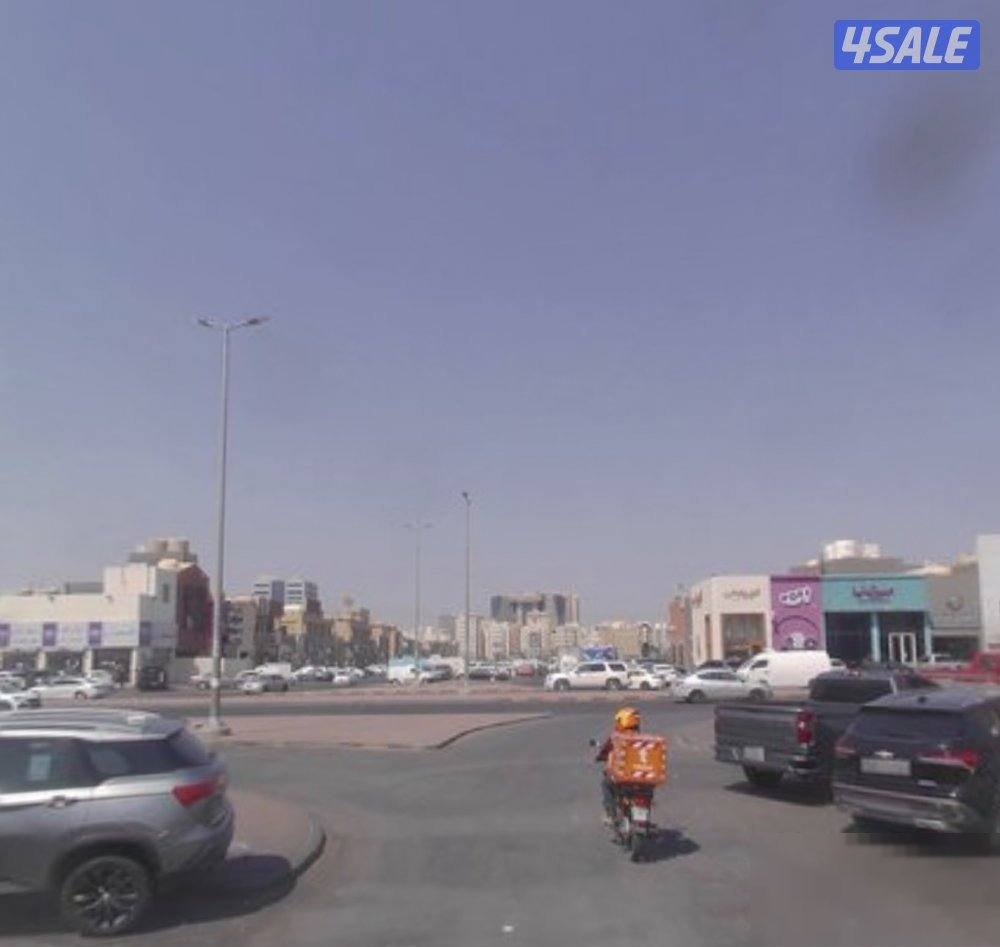 Hairdresser with all his equipment, five chairs and a distinctive location