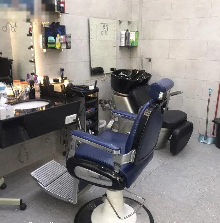 للبيع صالون باسواق القرين بسعر 12.000 كاش ، يوجد فيه الربع حلاقين شغلهم ممتاز ايجاره الشهري 1000