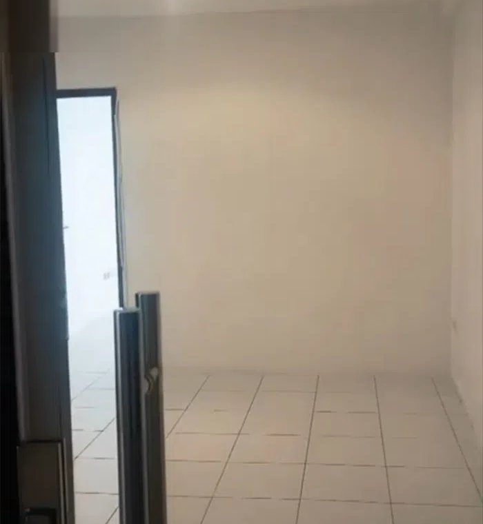 للإيجار بحولي مكتب بموقع مميز مساحة 70 متر  صالة وغرفتين وحمامين ومطبخ تكييف مركزي تشطيب سوبر لوكس