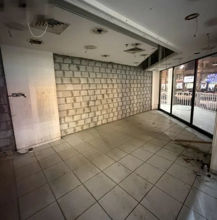 محل للإجار زاوية الدور الارضي في مركز الدويخ التجاري الفروانيه شارع حبيب المناور