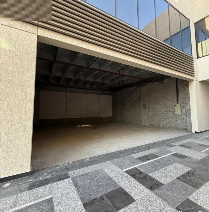 محلات ومكتب للايجار بالمنطقة الحرة - قسيمة جديدة بموقع مميز من المالك مباشرة بدون خلو او عمولة