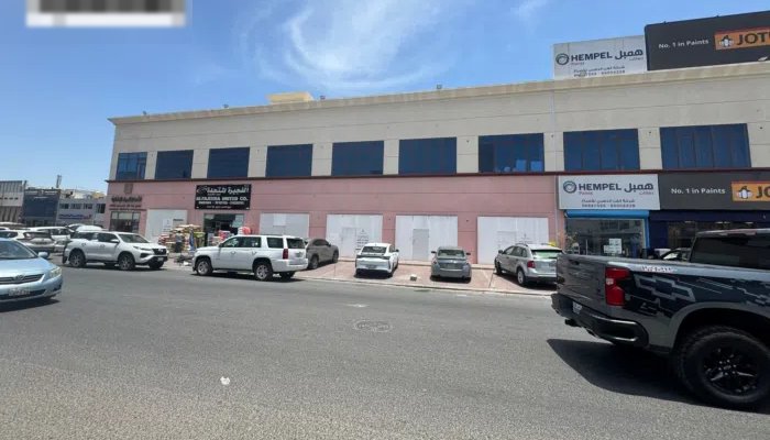 محل للايجار مباشرة على شارع حيوي في الشويخ الصناعية من المالك بدون خلو او عمولة