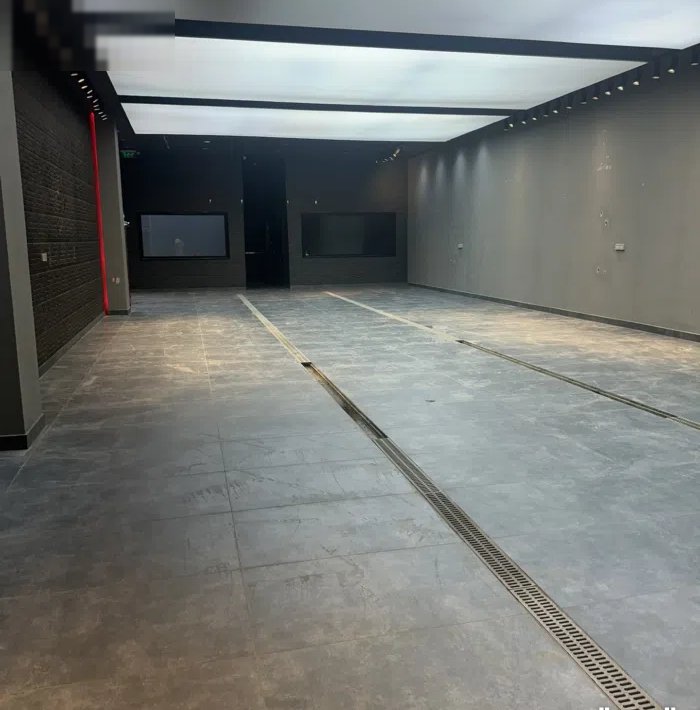 للبيع محل( معرض ) كبير 2