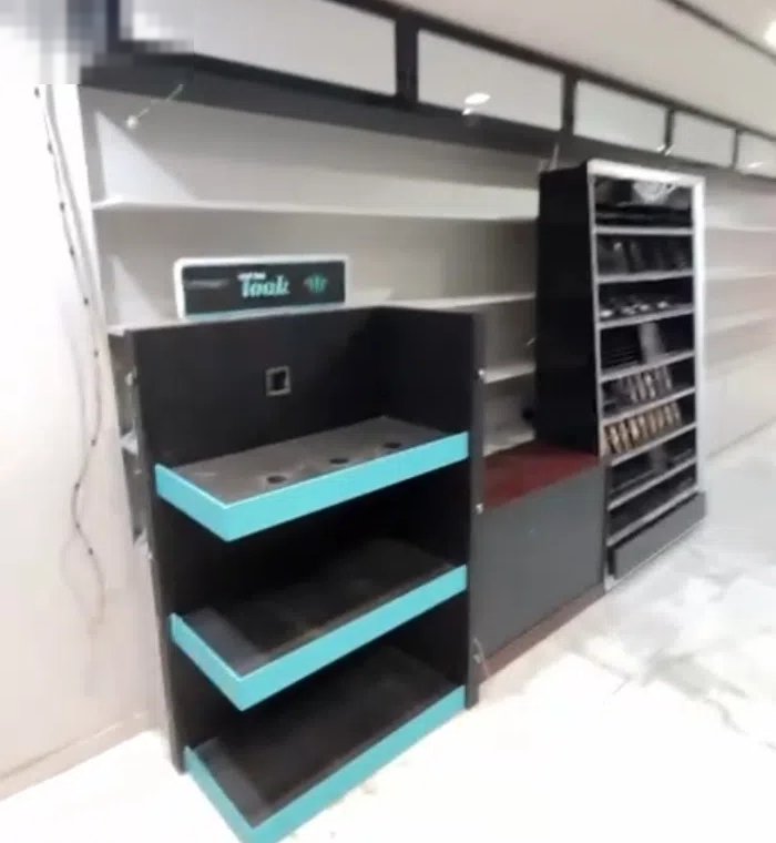 محل للإيجار بالفحيحيل على الشارع الرئيسى