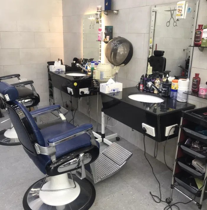 للبيع صالون باسواق القرين بسعر 12.000 كاش ، يوجد فيه الربع حلاقين شغلهم ممتاز ايجاره الشهري 1000