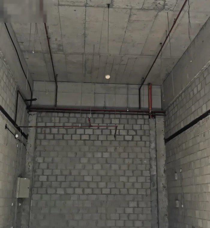 للايجار محلين 100 متر داخلي مساحة المحل 50 متر وبه ترخيص سندرة 25 متر لكل محل