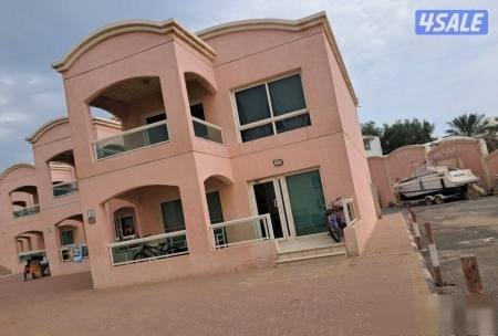 The chalet is in the National Park, two floors, four rooms + driver's room.