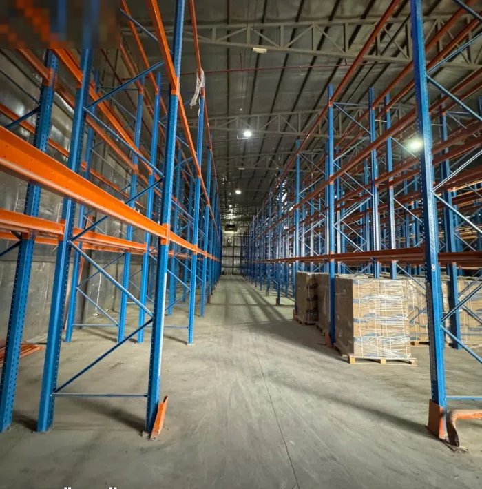 للايجار مخزن 1250 متر  ميناء عبدالله مكيف ومرخص