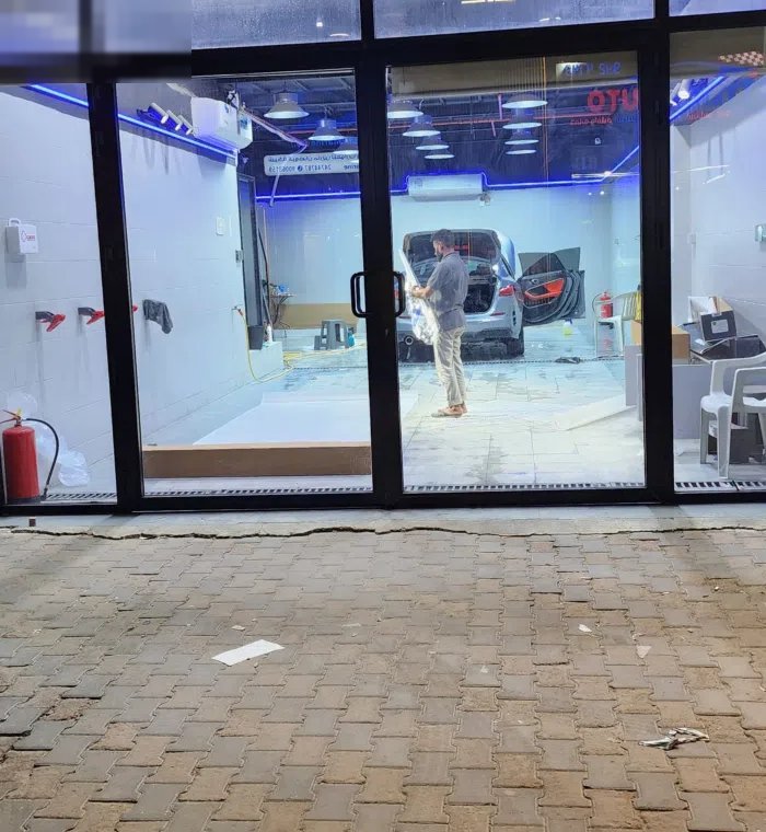 للتنازل محل حماية وقاية وتلميع سيارات جاهز وشغال  مع الرخصة  في الري خلف  النصر الرياضي