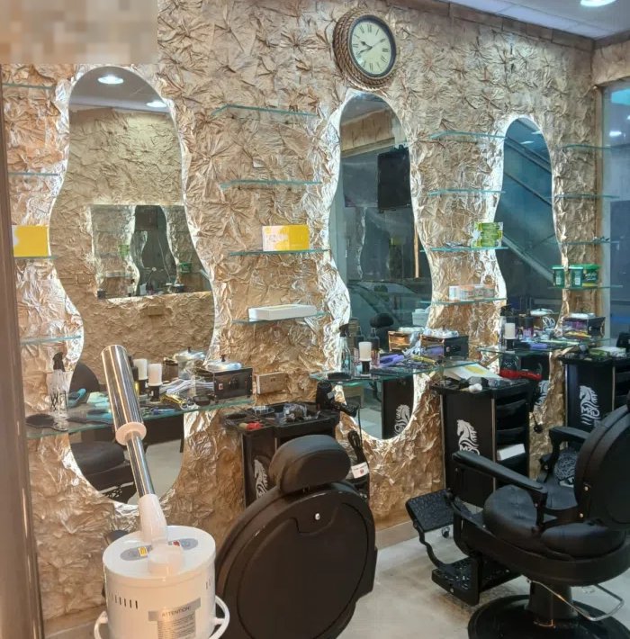 صالون حلاقة للبيع  جاهز للعمل مع رخصة  موقع جيد يوجد باركن وسط مجمعات وكثافة سكنيةخيطان ق 7 مجمع متر