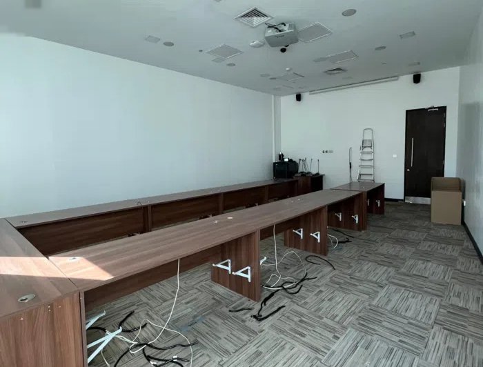 دور تجاري للإيجار في الشرق