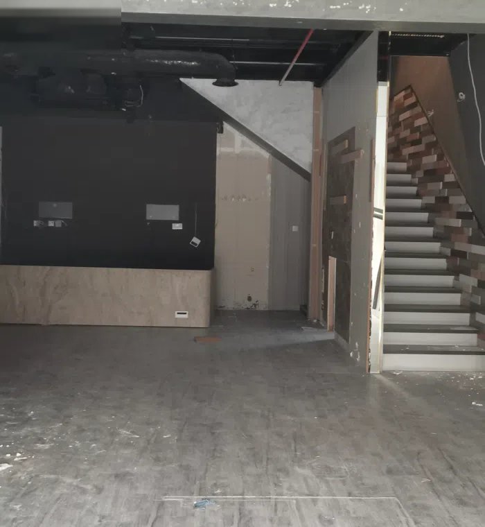 للايجار بالشويخ بمول تجاري قريب من ابيات محل 67 متر ارضي و 35 سندرة يصلح معرض