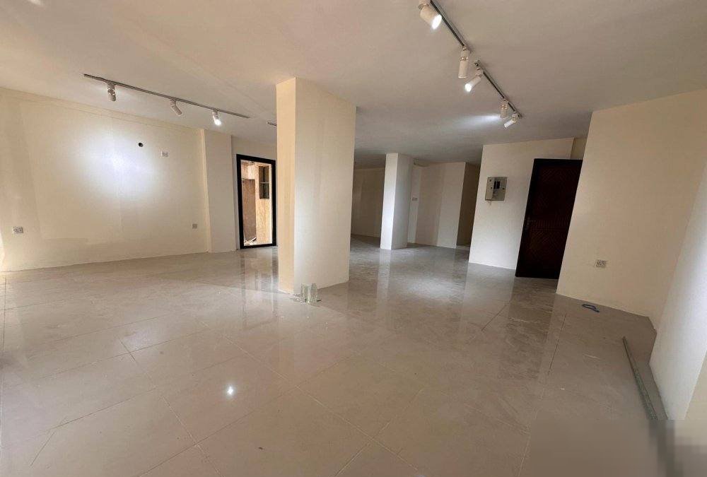 Investment apartment for rent, suitable for a tailor or salon business.