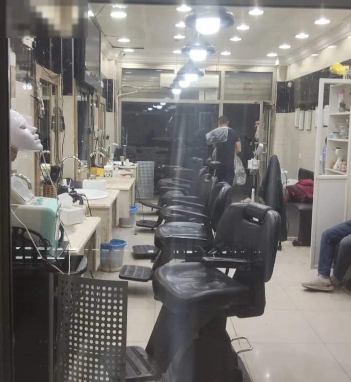 صالون حلاقة رجالي للبيع  5كراسي موقع ممتاز خيطان بجوار سوق الريامي في برج عبدالله التجاري ايجار 800د