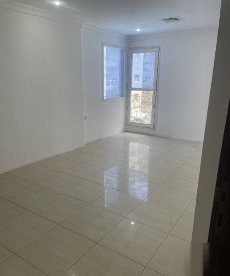 للإيجار شقة غرفة وصالة وحمام ومطبخ