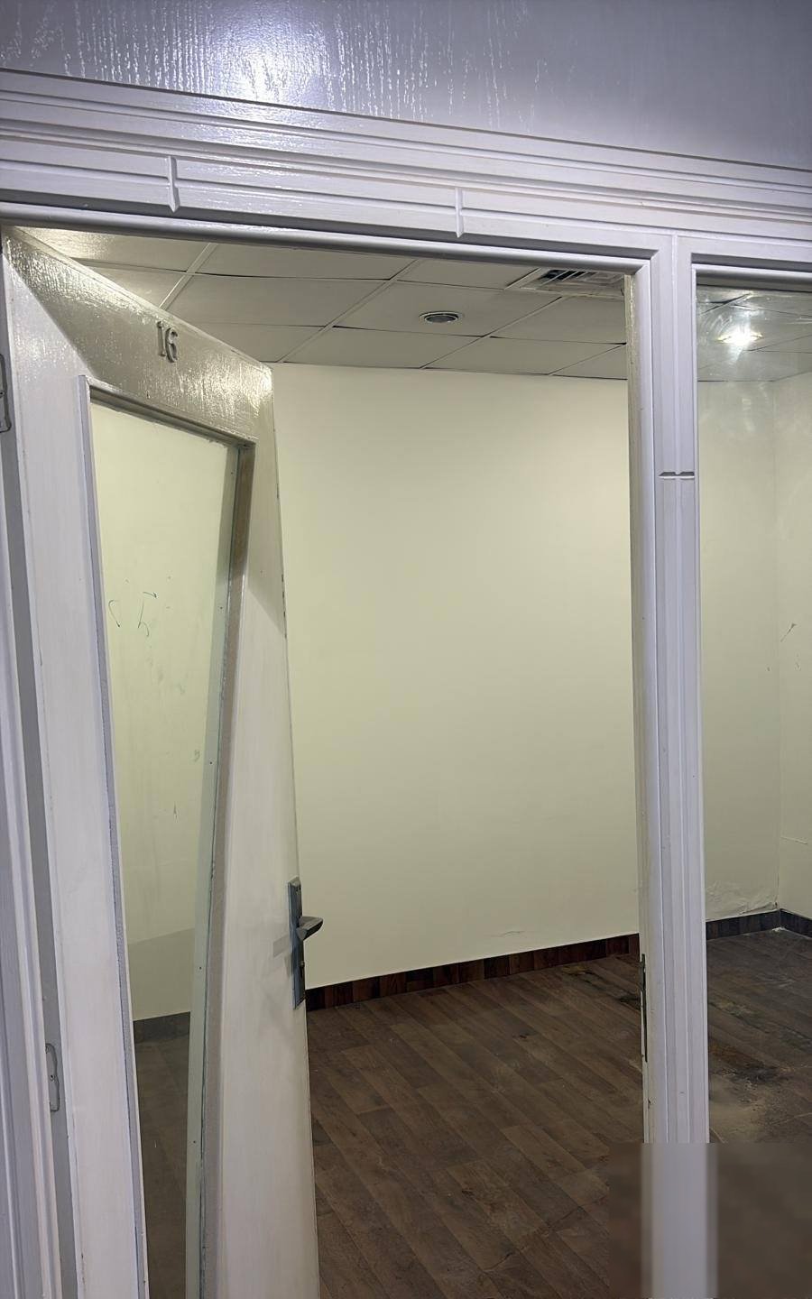 Office for rent in the capital, area 16 m, the rental value 230 Dinar.