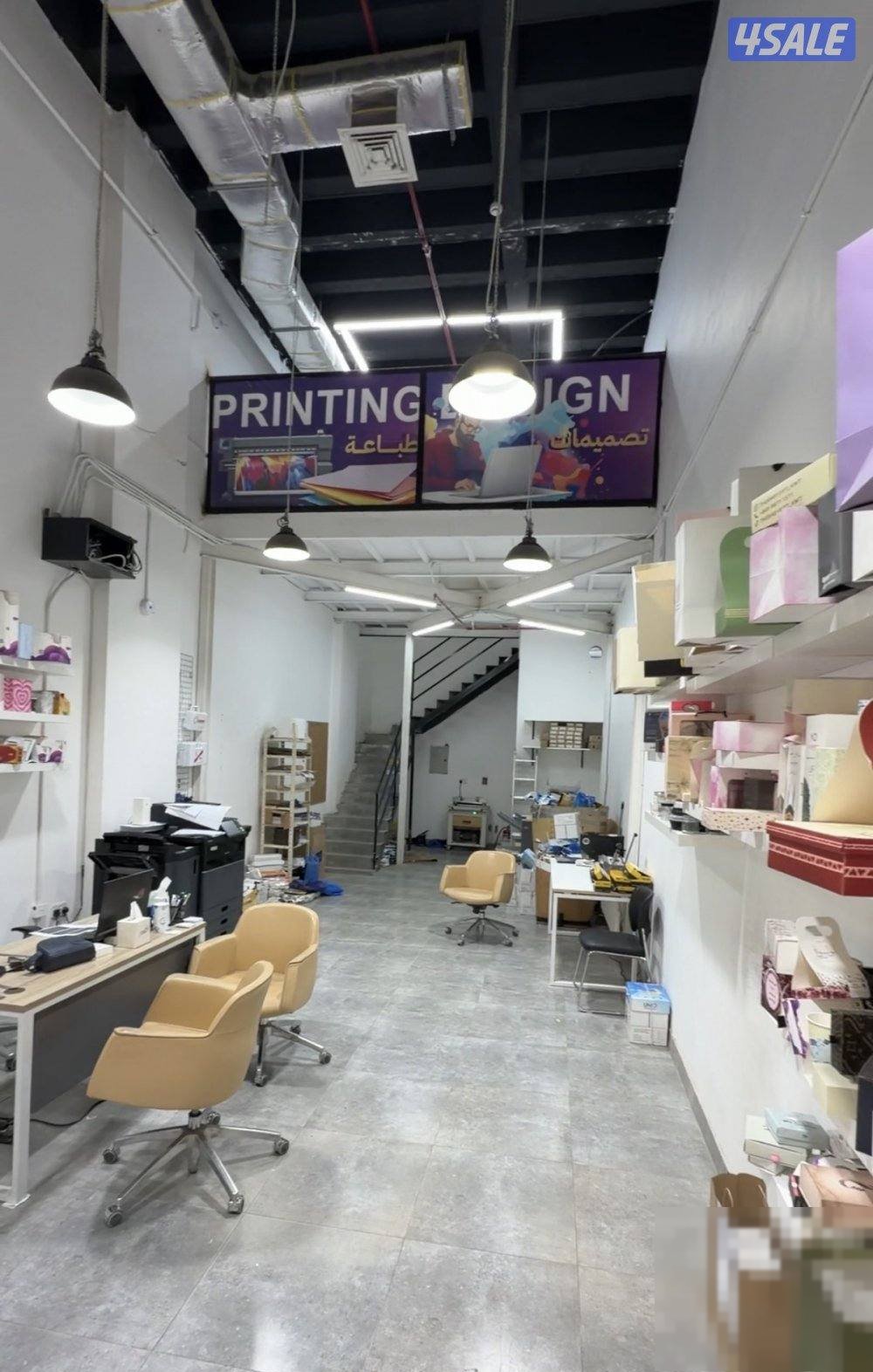 Shop with a facade, area of 60 sqm + mezzanine of 30 sqm, air-conditioned, finished.
