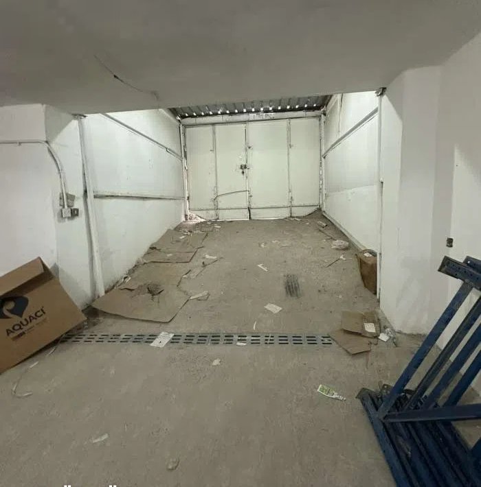 مخزن بالأندلس نزلة سيارة