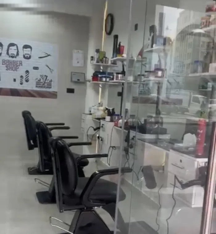 صالون حلاقه للبيع