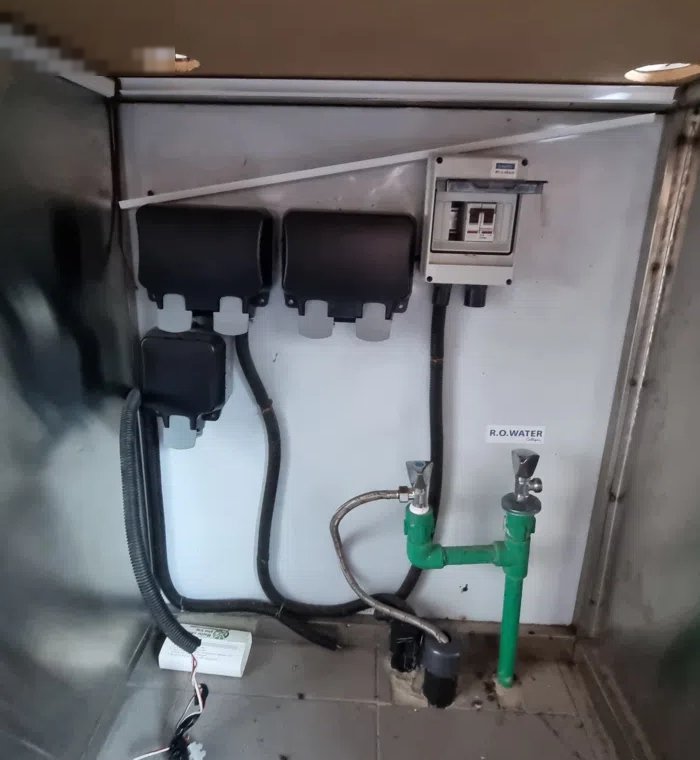 للايجار محل مع درايف ثرو باسواق القرين مساحتة 110 متر مشطب من الداخل ومرتب . Shop for rent with driv