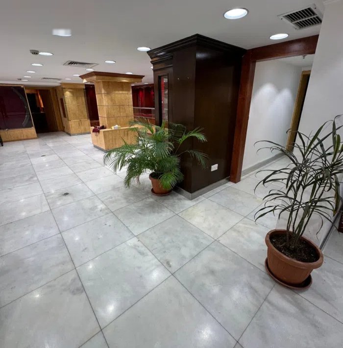 محل للإيجار الموقع : شرق مساحة : 32m أرضي + 300m ميزانين موقع مميز على ناصيتين مع ساحة باركن الإيجار