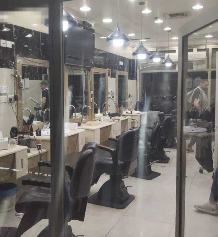 صالون حلاقة رجالي للبيع  5كراسي موقع ممتاز خيطان بجوار سوق الريامي في برج عبدالله التجاري ايجار 800د