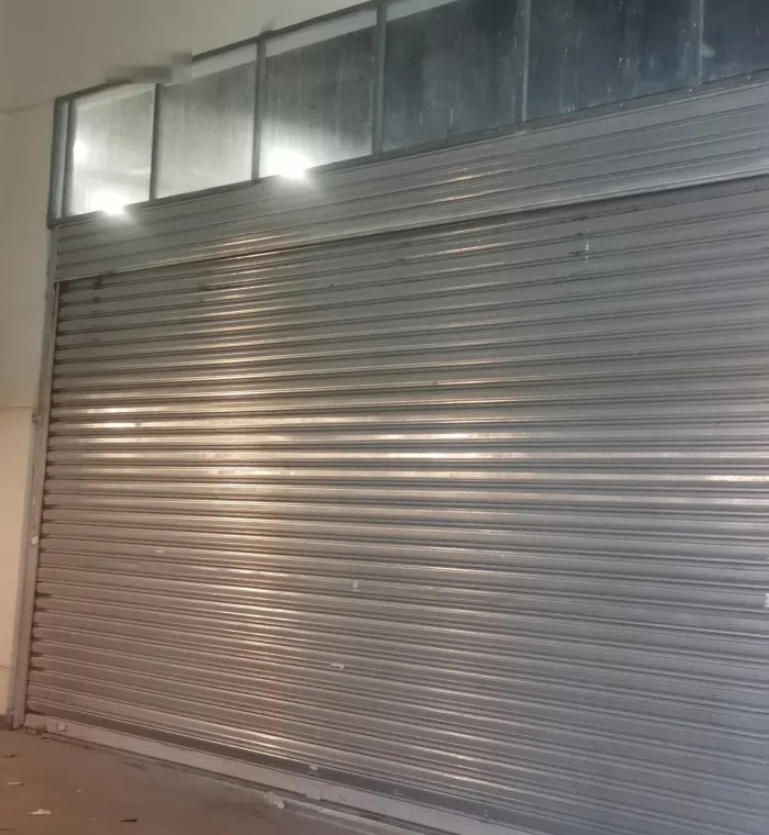 للايجار محلين 100 متر داخلي مساحة المحل 50 متر وبه ترخيص سندرة 25 متر لكل محل