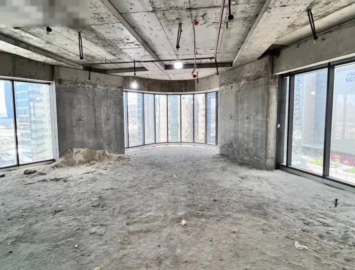 نصف دور تجاري للإيجار في شرق قطعة 7