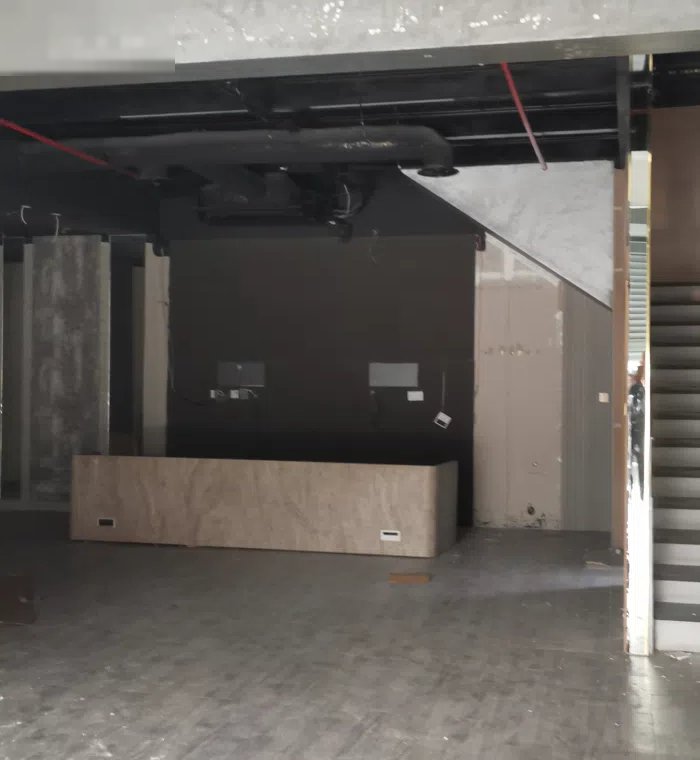 للايجار بالشويخ بمول تجاري قريب من ابيات محل 67 متر ارضي و 35 سندرة يصلح معرض