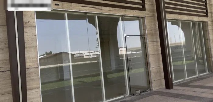 محل للايجار على طريق 80 مباشرة بطن وظهر على الشارع في ارقى مجمعات الشويخ من المالك بدون خلو او عمولة