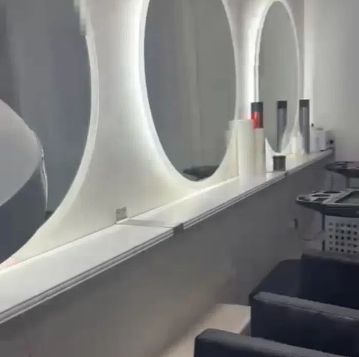 صالون نسائي مجهز بالكامل للبيع