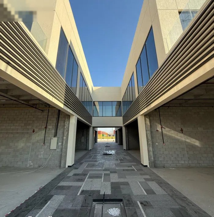 محلات ومكتب للايجار بالمنطقة الحرة - قسيمة جديدة بموقع مميز من المالك مباشرة بدون خلو او عمولة