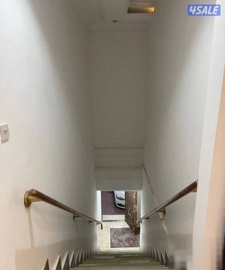 The houses zero / 5 rooms of them room Diwaniya separate /2 bathroom /and kitchen /and hall/