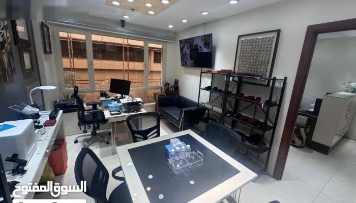 مكتبين ملحقين ببعض للبيع والتنازل بسوق المباركية