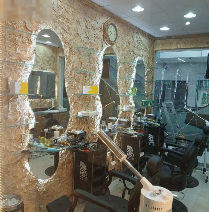 صالون حلاقة للبيع  جاهز للعمل مع رخصة  موقع جيد يوجد باركن وسط مجمعات وكثافة سكنيةخيطان ق 7 مجمع متر