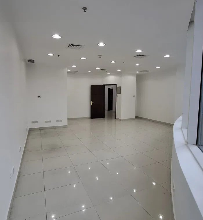 مكـاتب للايجار مع حمام داخلي ومطبخ مع فترة سمـــــــــــاح 3 شهـــــــــــــور مجــانــــــــــــي