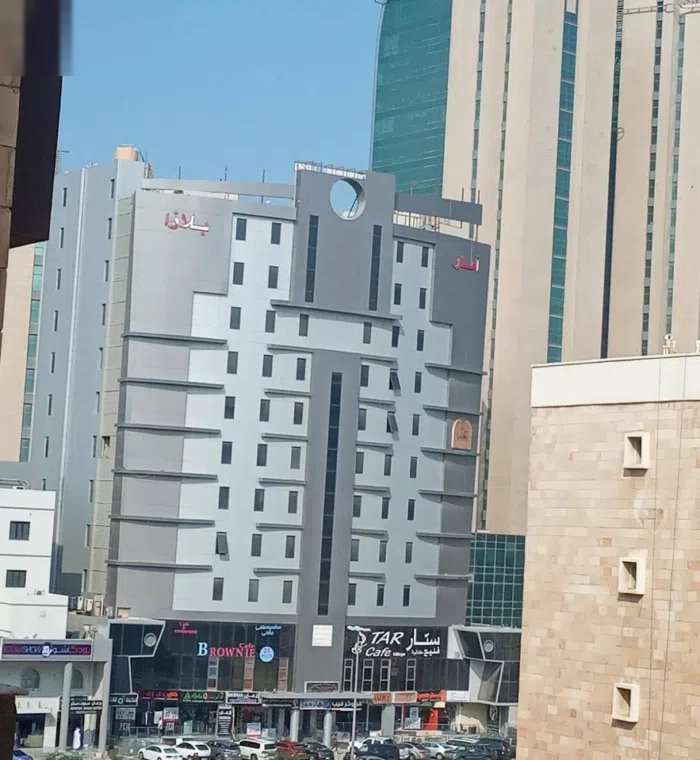 لايجار مكاتب موقع ممتاز مساحات مختلفه تبدا من 13 الي 18 متر مخرج سهل تصلح لجميع الانشطه