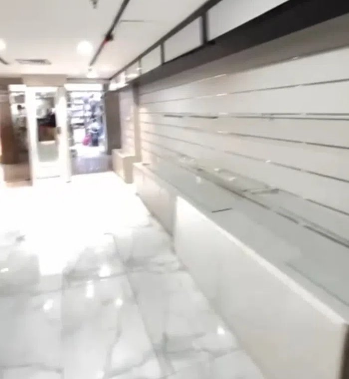 محل للإيجار بالفحيحيل على الشارع الرئيسى