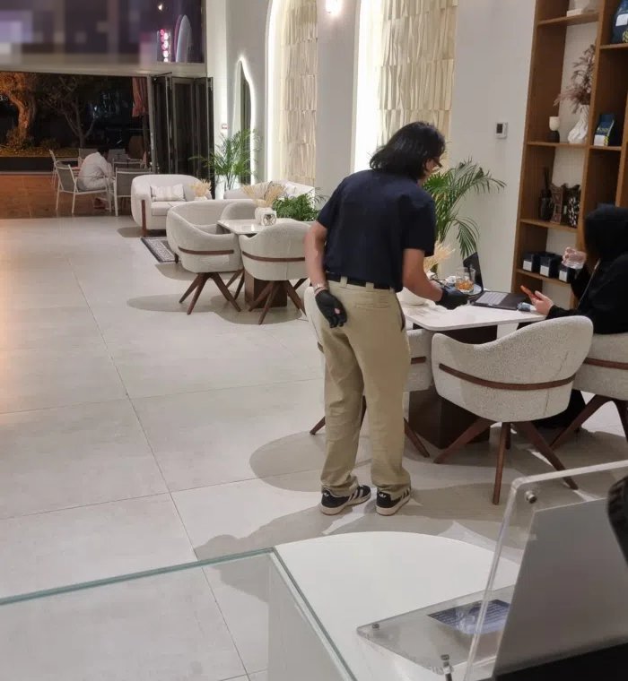 محل للإيجار كوفي او مطعم  مساحتة 140 متر علي موقع ساحر بالطريق الساحلي مباشرة راقي جدا مع دفع خلو