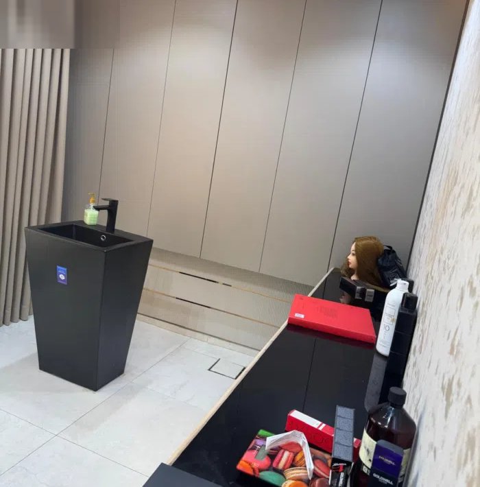 اجار الصالون 2000  مطلوب 25 وقابل للتفاوض جاهز للتسليم معا الرخصه