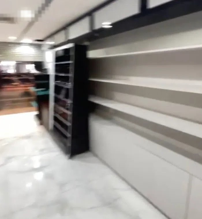 محل للإيجار بالفحيحيل على الشارع الرئيسى