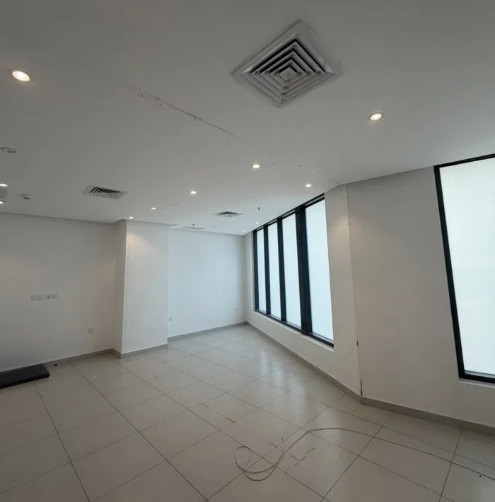 للايجار مكتب 90 متر  عليه رقم إلى ويمكن اضافة رقم آخر فى شرق