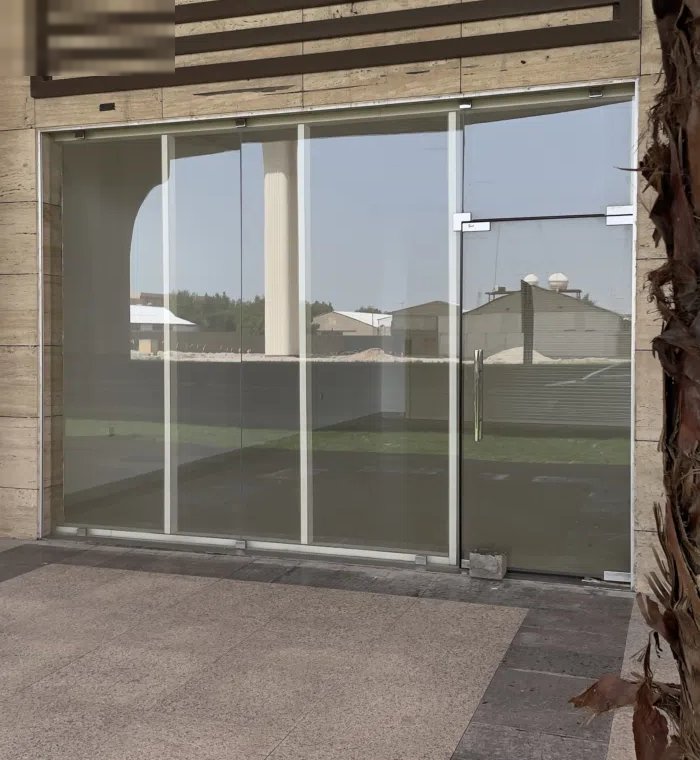 محل للايجار على طريق 80 مباشرة بطن وظهر على الشارع في ارقى مجمعات الشويخ من المالك بدون خلو او عمولة