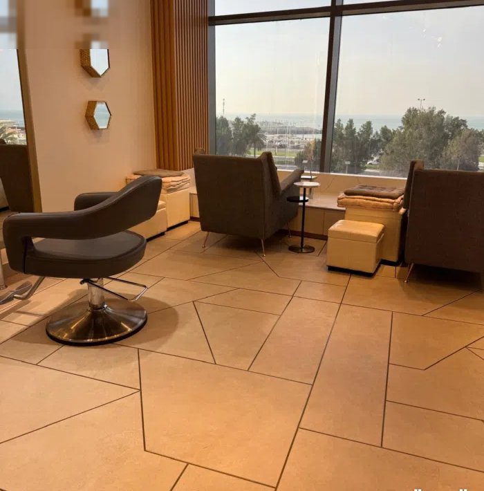 للبيع صالون نسائي مع المعدات والستوك كامل  مطل على البحر  سبب البيع عدم التفرغ