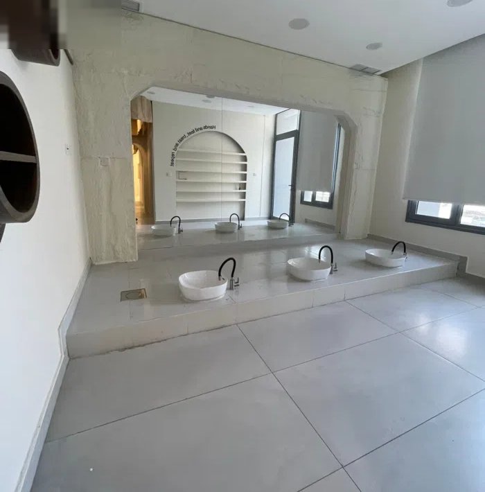 للايجار دور 150 متر يصلح صالون نسائى فى الشعب البحرى بسعر مميز