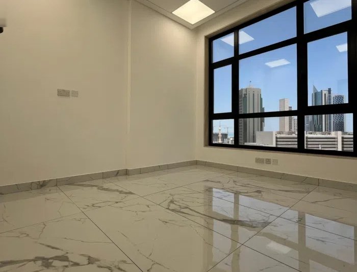 مكتب مع فترة سماح للإيجار أول مستأجر في القبلة قطعة 13