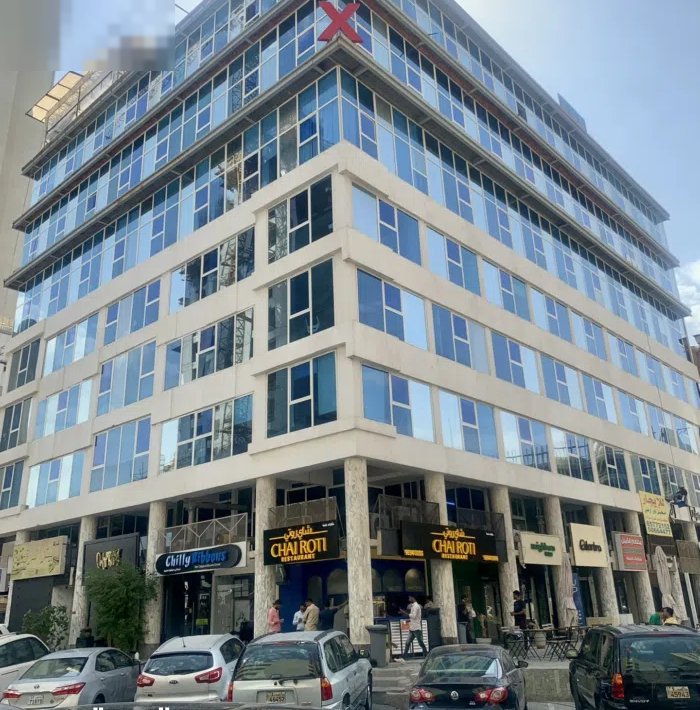 مكتب  للايجار مجمع تجاري  مساحات مختلفة تبدأ المساحة من 30 متر مربع