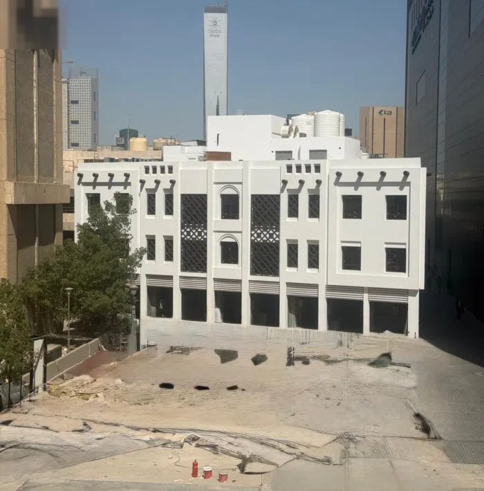 محل واجهة للايجار في اجدد مجمعات المباركية من المالك مباشرة بدون خلو او عمولة