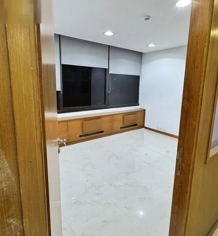 مكتب اداري للايجار مقابل البورصه